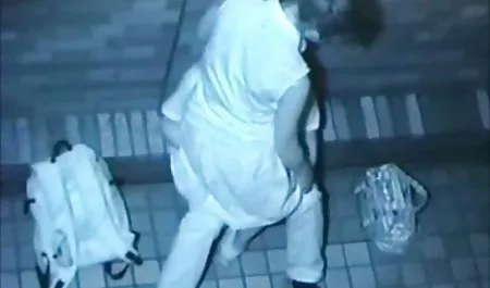 苗条的黑发女郎，可爱的小山雀