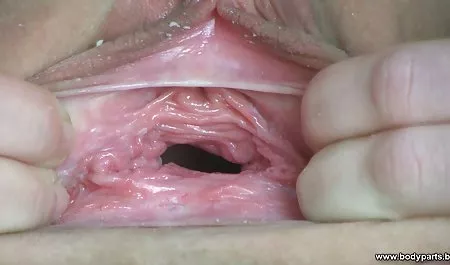 他广泛地照顾她的甜蜜屁股