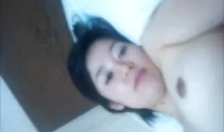 洗完澡后，女仆可能会舔猫