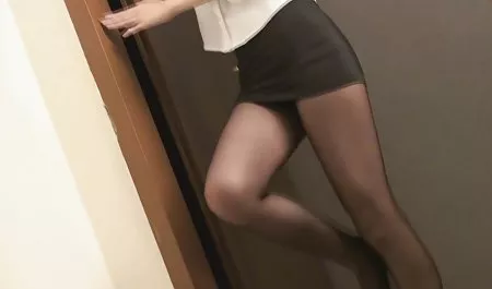 青少年黑发脱衣舞和手淫